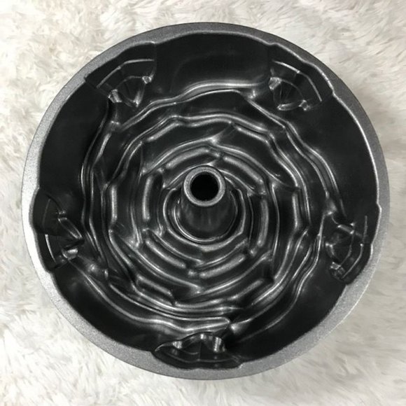NWOT Nordic Ware Platinum Rose Cast Aluminum Bundt Pan - Picture 7 of 9